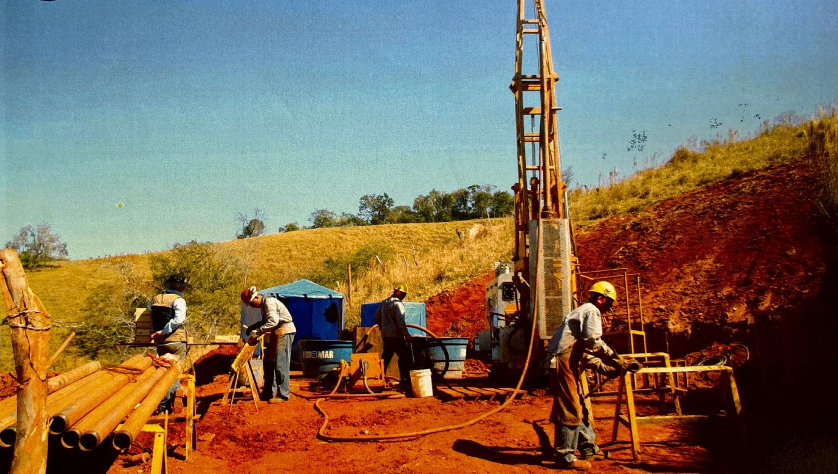 Sonda de perfuração em operação no Projeto Natércia, Minas Gerais